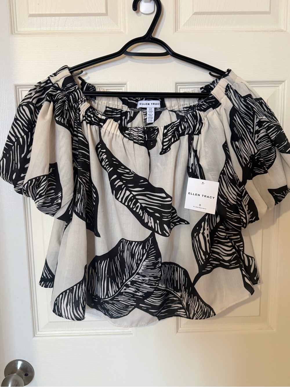 Ellen Tracy Black & Cream Leaf-Print Off-Shoulder Blouse
